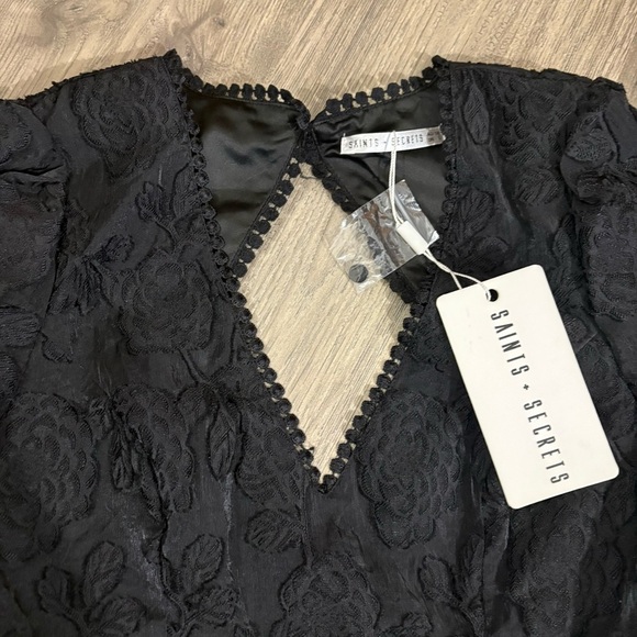 NWT Saints And Secrets Black Long Sleeve Dress V-Neck Open Back Sz L Ruffle Hem - Picture 3 of 16